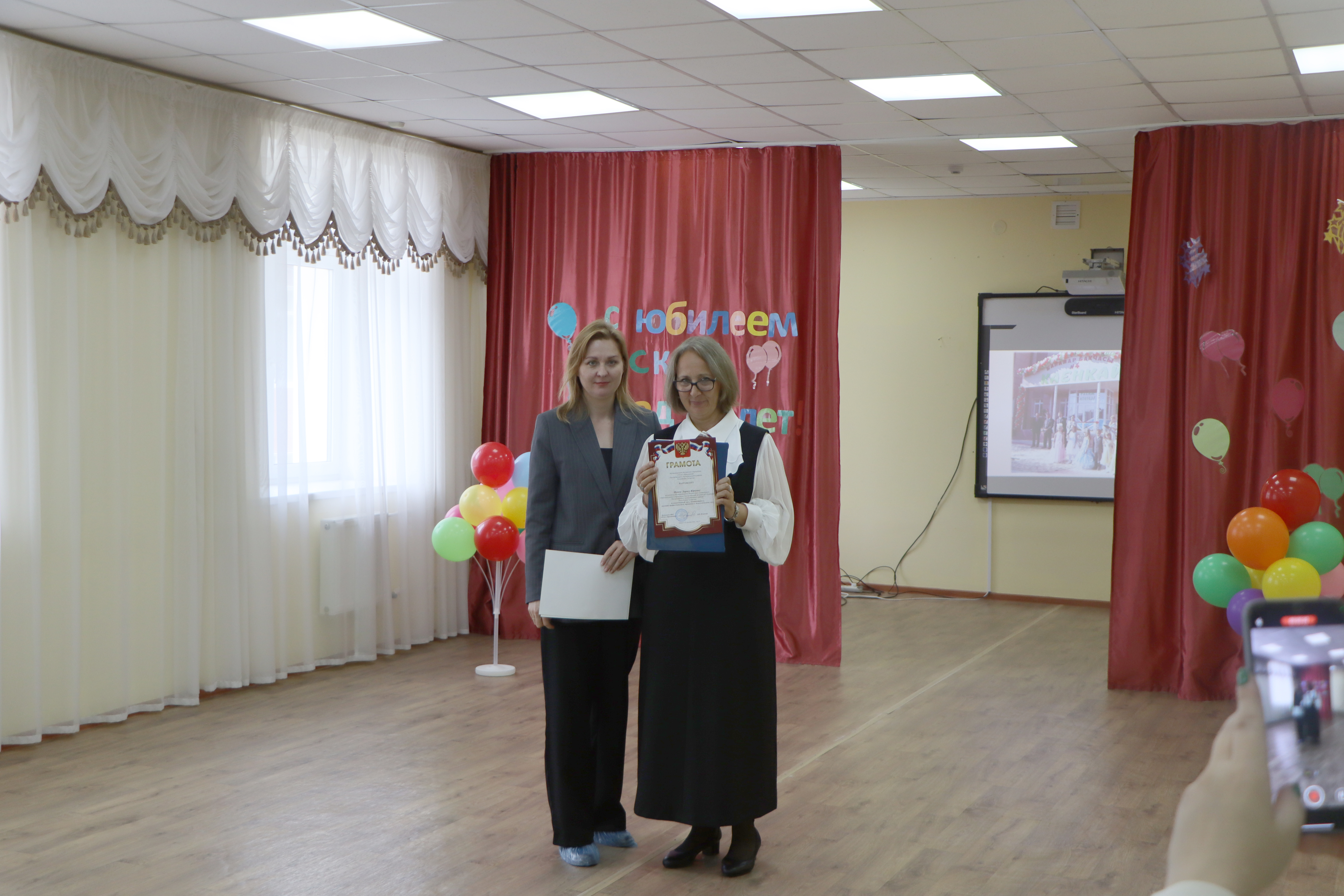Грамотой отдела образования наградили Ларису Межва